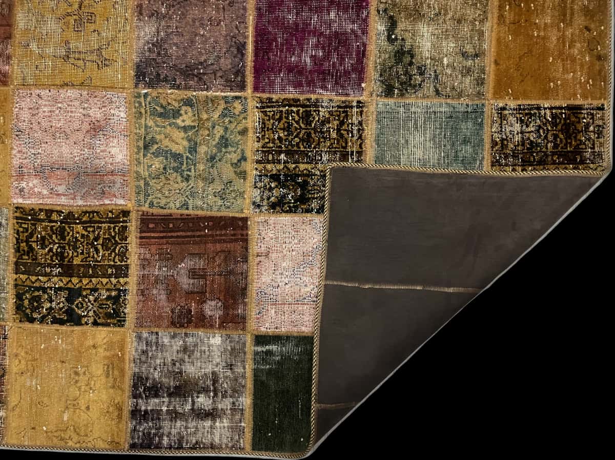 alfombra persa de estilo patchwork en dimensiones 210 centímetros de largo por 152 centímetros de ancho con colores principalmente verde y amarillo — Plegada