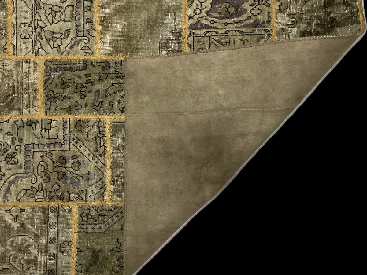 alfombra persa de estilo patchwork en dimensiones 202 centímetros de largo por 140 centímetros de ancho con colores principalmente verde — Plegada