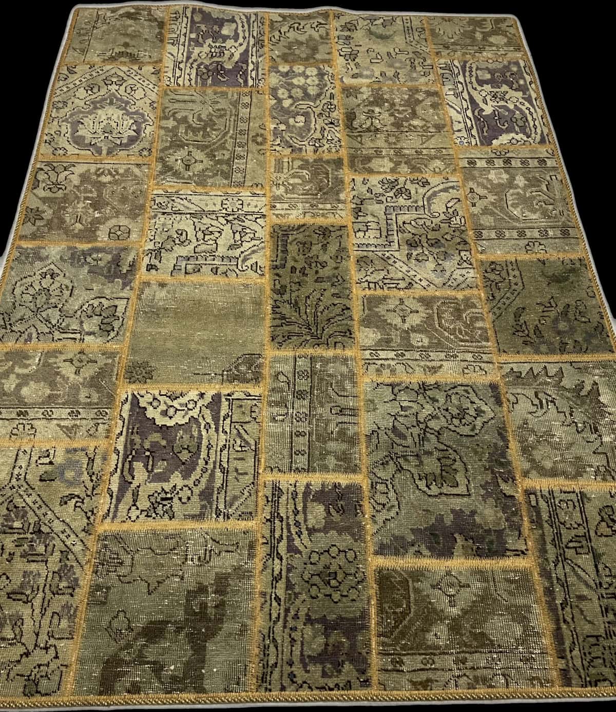 alfombra persa de estilo patchwork en dimensiones 202 centímetros de largo por 140 centímetros de ancho con colores principalmente verde — Perspectiva