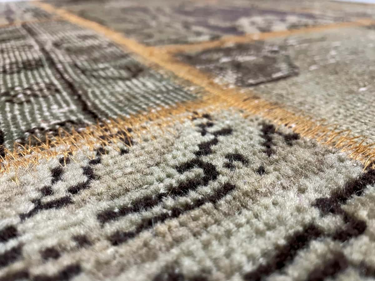 Persian rug of Rey style in dimensions 202 centimeters length by 140 centimeters width with mainly green colors — Texture close-up