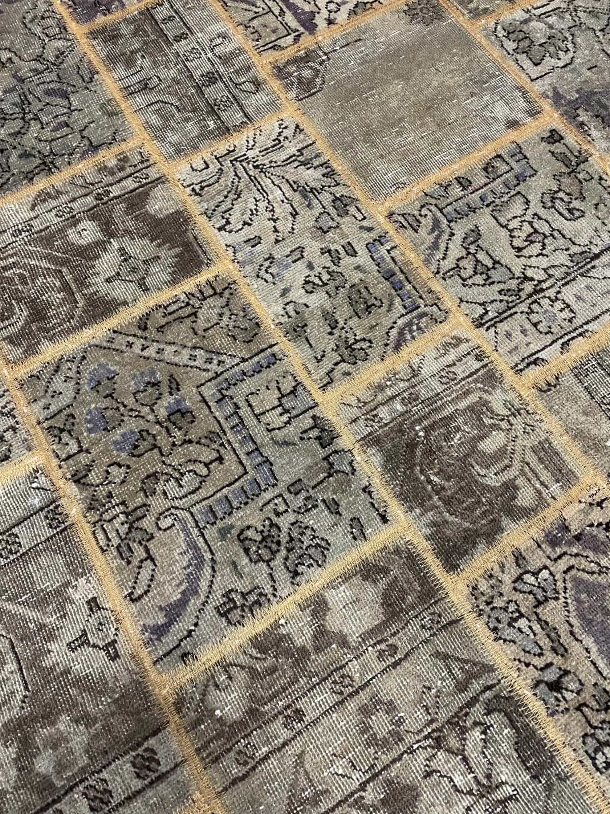 alfombra persa de estilo patchwork en dimensiones 202 centímetros de largo por 140 centímetros de ancho con colores principalmente verde — Primer plano de la textura