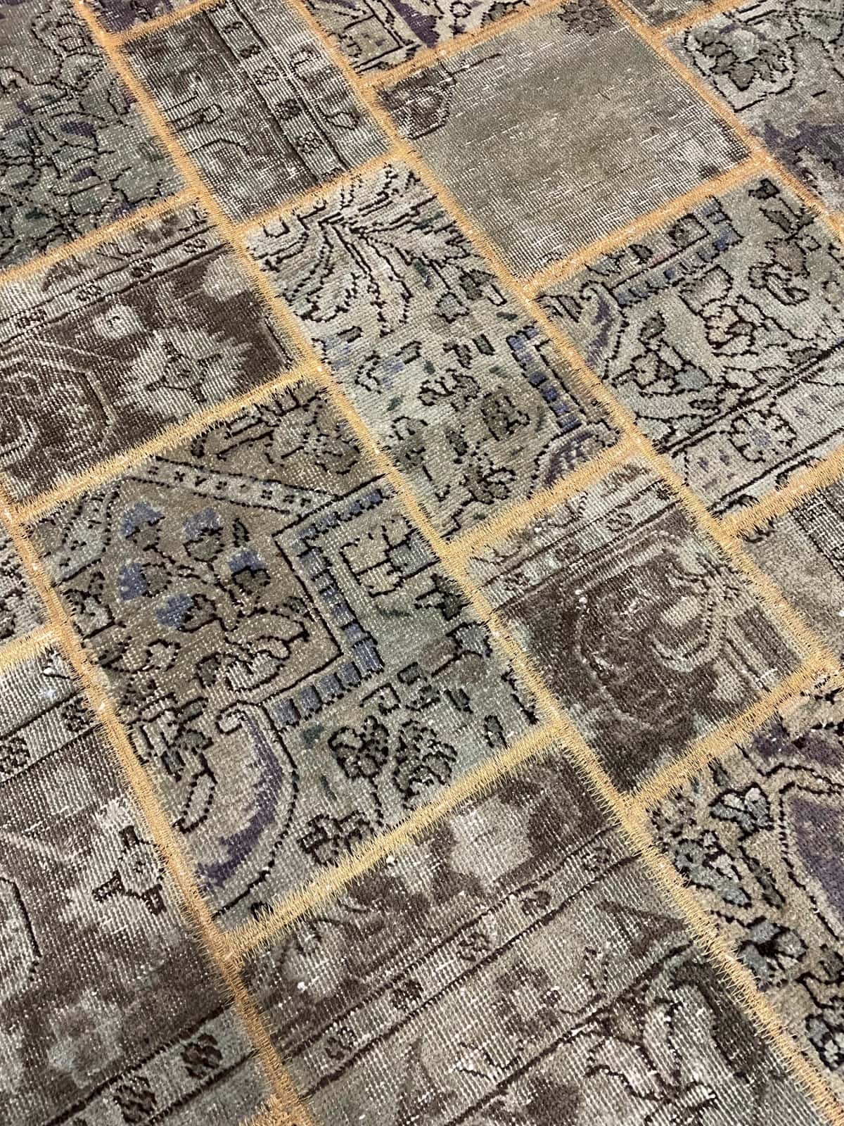 Persian rug of Rey style in dimensions 202 centimeters length by 140 centimeters width with mainly green colors — Texture close-up