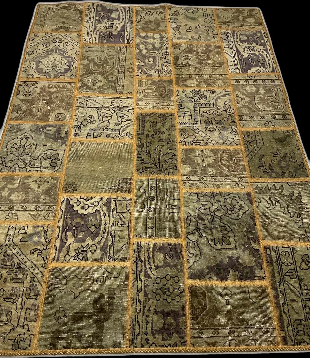 Persian rug of Rey style in dimensions 202 centimeters length by 140 centimeters width with mainly green colors — Perspective