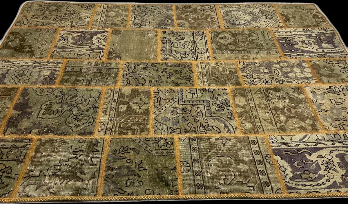 Persian rug of Rey style in dimensions 202 centimeters length by 140 centimeters width with mainly green colors — Perspective