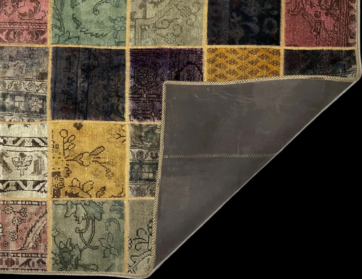 alfombra persa de estilo patchwork en dimensiones 212 centímetros de largo por 152 centímetros de ancho con colores principalmente colorido — Plegada