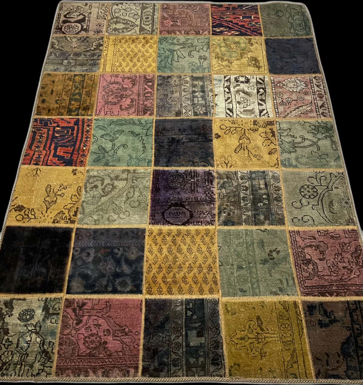 alfombra persa de estilo patchwork en dimensiones 212 centímetros de largo por 152 centímetros de ancho con colores principalmente colorido — Perspectiva