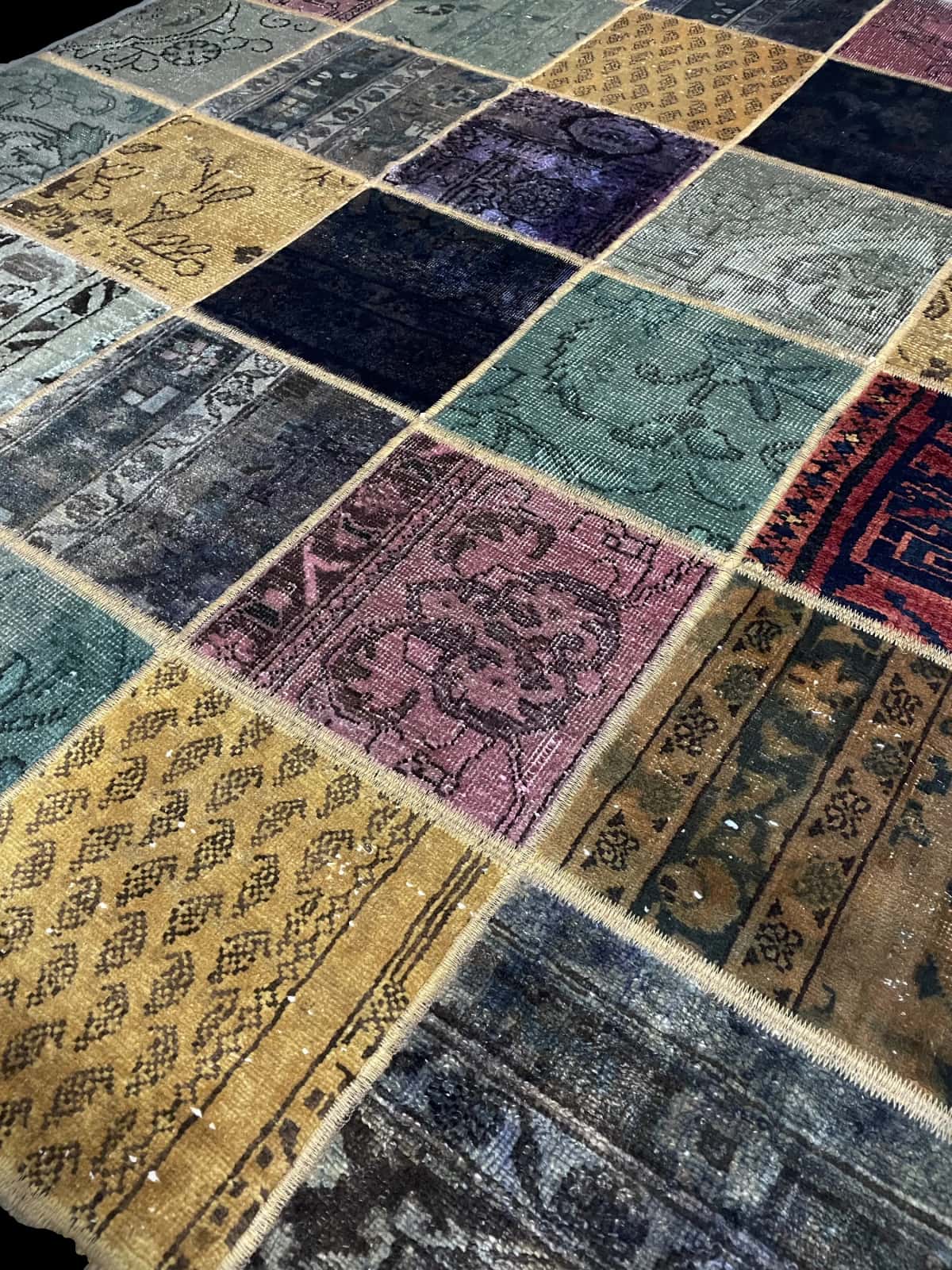 alfombra persa de estilo patchwork en dimensiones 212 centímetros de largo por 152 centímetros de ancho con colores principalmente colorido — Perspectiva