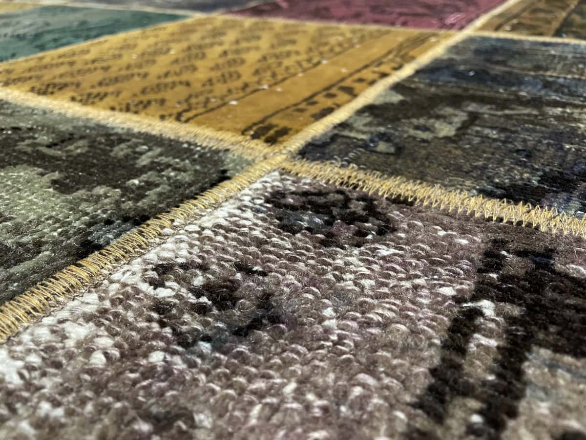 alfombra persa de estilo patchwork en dimensiones 212 centímetros de largo por 152 centímetros de ancho con colores principalmente colorido — Primer plano de la textura