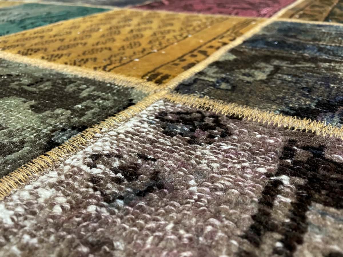Persian rug of Rey style in dimensions 212 centimeters length by 152 centimeters width with mainly colorful colors — Texture close-up
