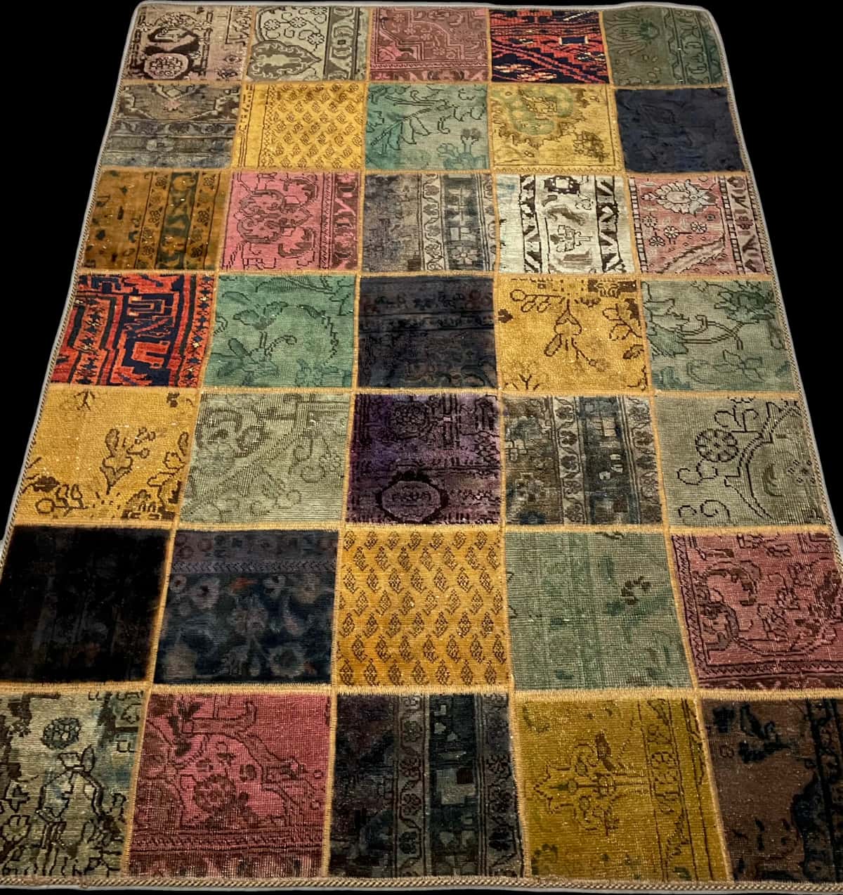 Persian rug of Rey style in dimensions 212 centimeters length by 152 centimeters width with mainly colorful colors — Perspective