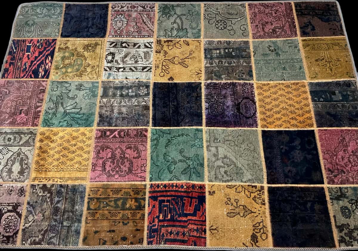 Persian rug of Rey style in dimensions 212 centimeters length by 152 centimeters width with mainly colorful colors — Perspective