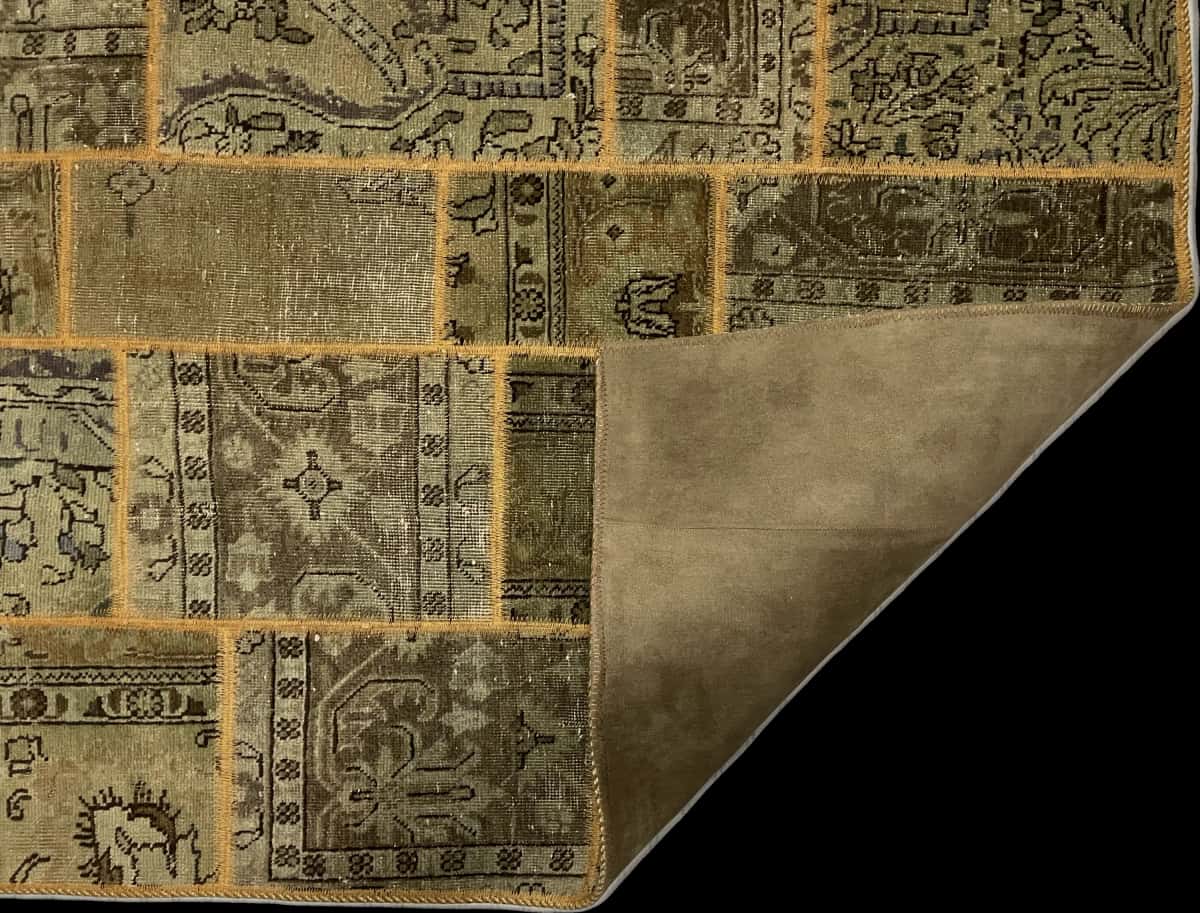 alfombra persa de estilo patchwork en dimensiones 203 centímetros de largo por 140 centímetros de ancho con colores principalmente verde — Plegada