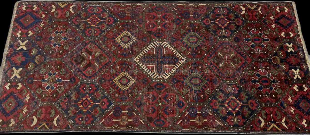 Persian rug of Bakhtiari style in dimensions 220 centimeters length by 105 centimeters width with mainly red and blue colors — Perspective