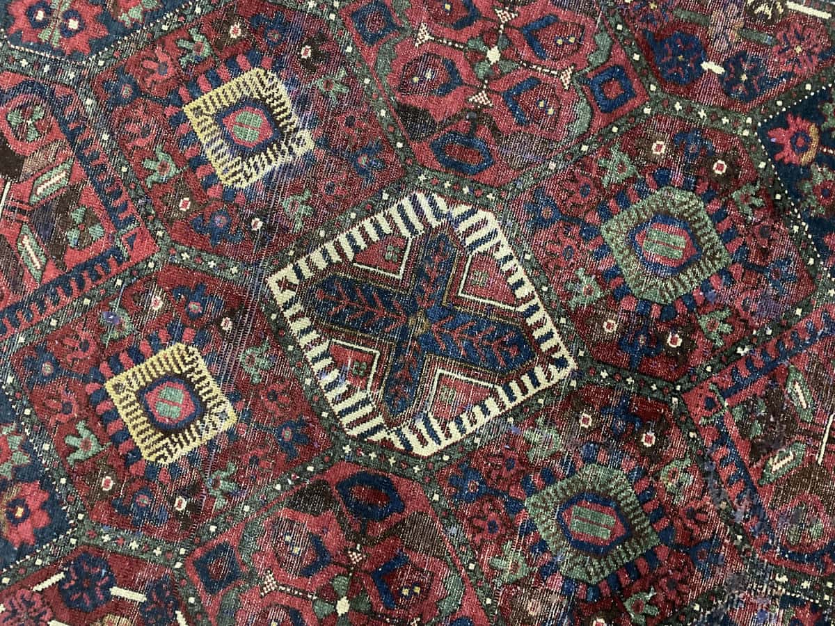 Persian rug of Bakhtiari style in dimensions 220 centimeters length by 105 centimeters width with mainly red and blue colors — Texture close-up