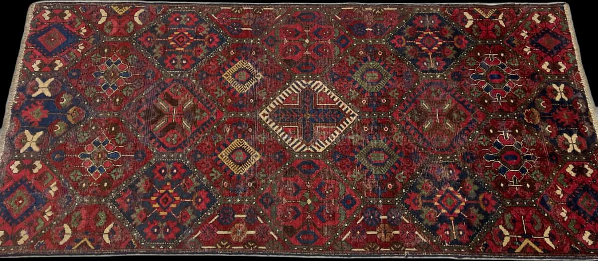 alfombra persa de estilo bakhtiari en dimensiones 220 centímetros de largo por 105 centímetros de ancho con colores principalmente rojo y azul — Perspectiva