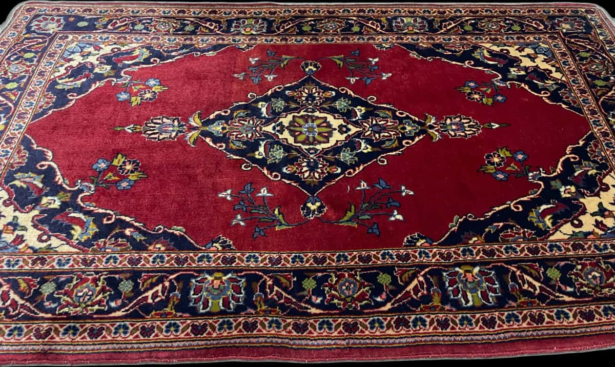 Persian rug of Kashan style in dimensions 137 centimeters length by 83 centimeters width with mainly red colors — Perspective