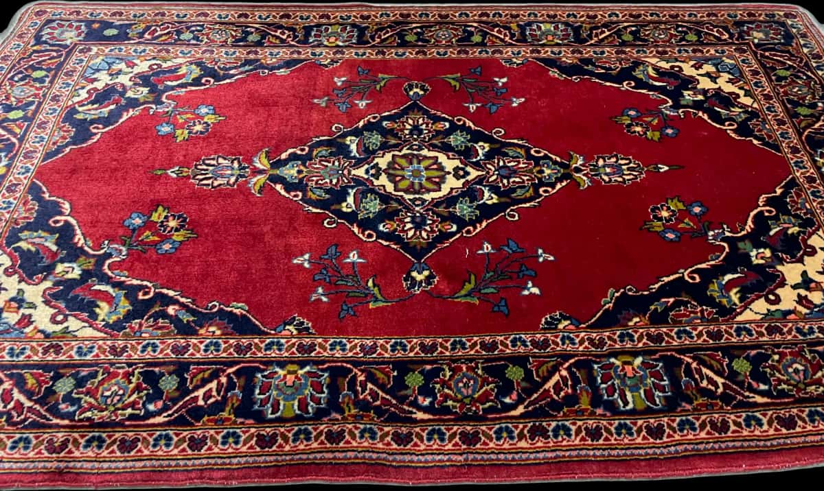 Persian rug of Kashan style in dimensions 137 centimeters length by 83 centimeters width with mainly red colors — Perspective