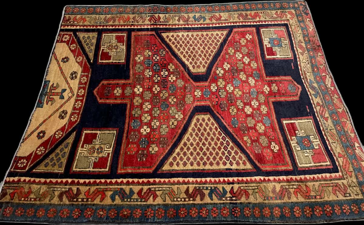 persischer Teppich im Meshginshahr Stil in den Maßen 134 Zentimeter Länge mal 116 Zentimeter Breite mit überwiegend rot Farben — Perspektive