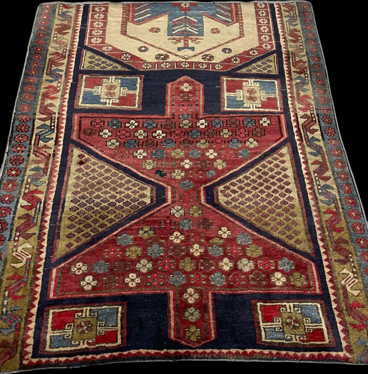alfombra persa de estilo Meshginshahr en dimensiones 143 centímetros de largo por 111 centímetros de ancho con colores principalmente rojo y azul — Perspectiva