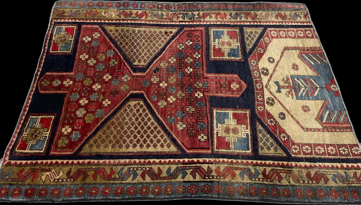 alfombra persa de estilo Meshginshahr en dimensiones 143 centímetros de largo por 111 centímetros de ancho con colores principalmente rojo y azul — Perspectiva