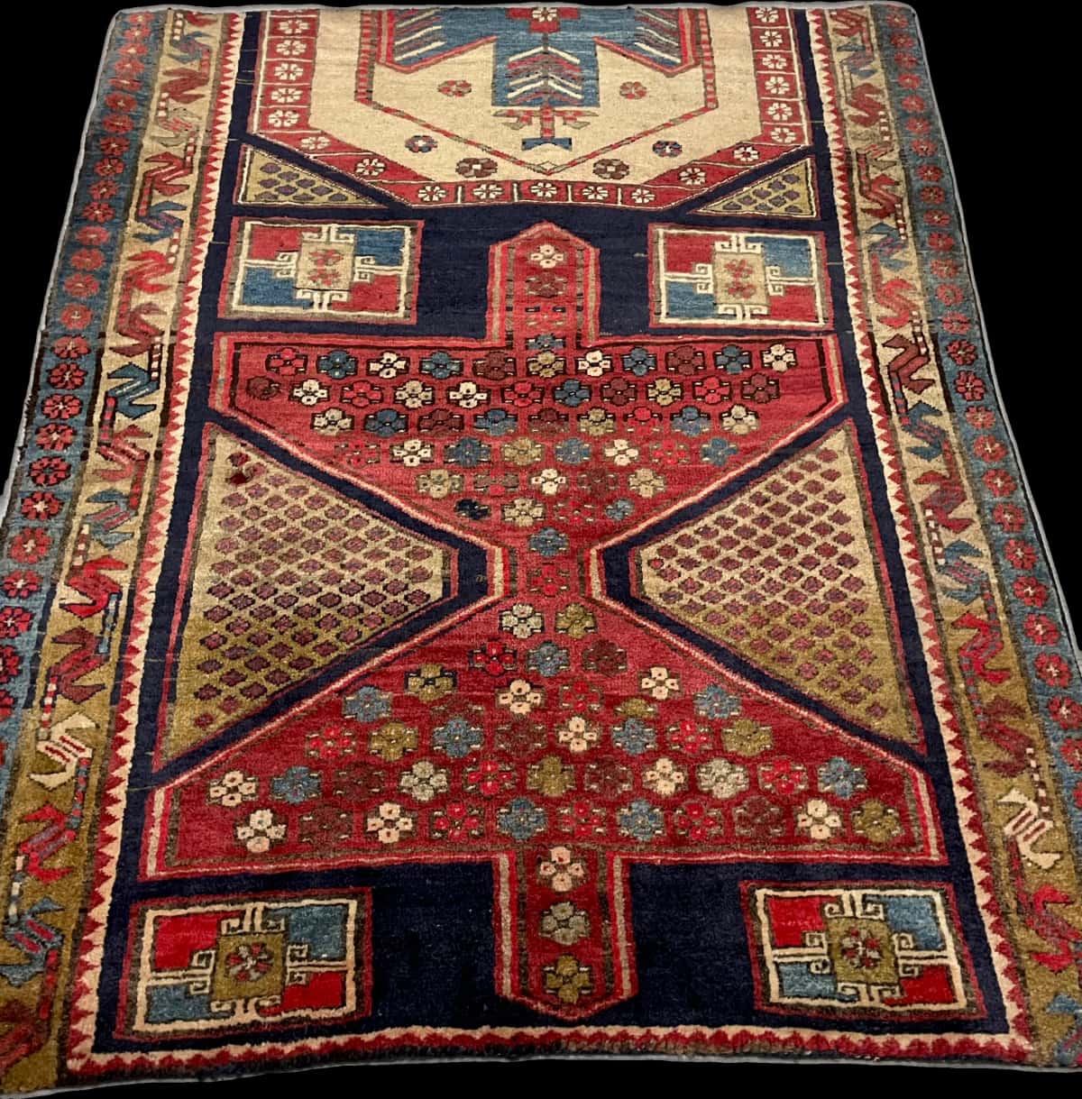 persischer Teppich im Meshginshahr Stil in den Maßen 143 Zentimeter Länge mal 111 Zentimeter Breite mit überwiegend rot und blau Farben — Perspektive