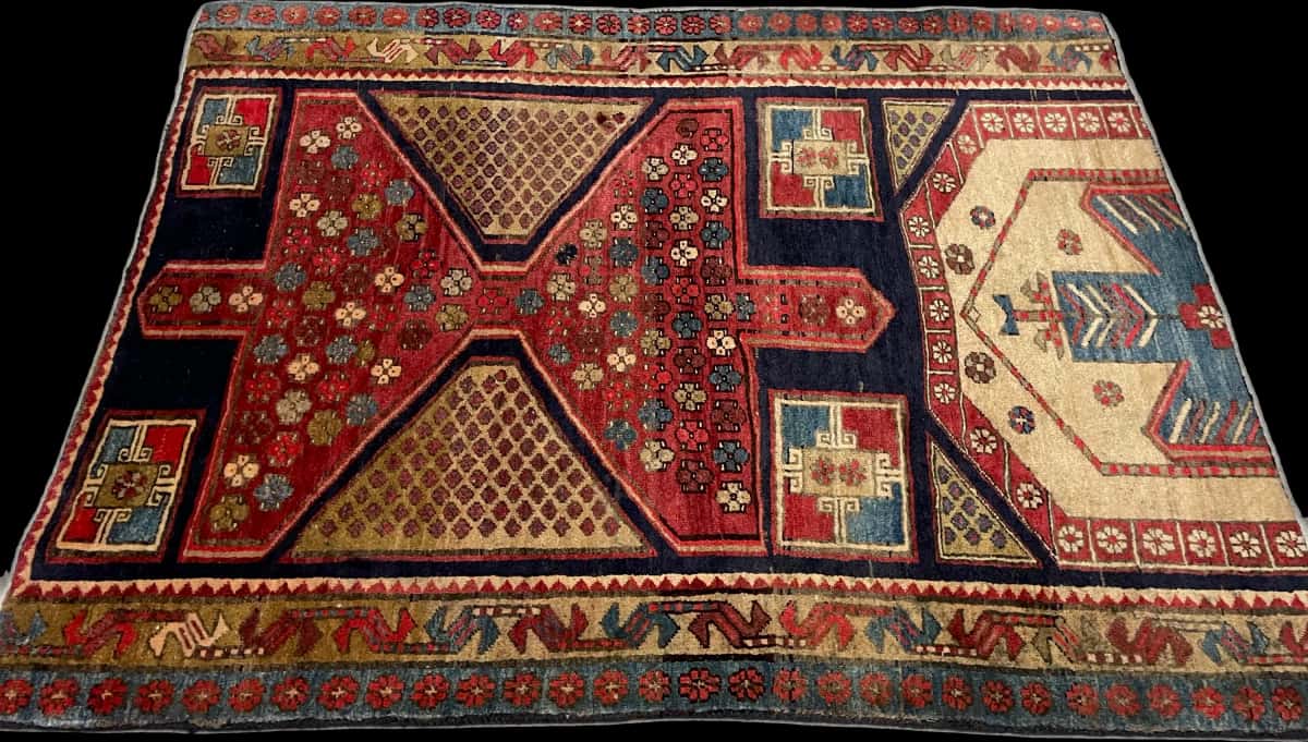 persischer Teppich im Meshginshahr Stil in den Maßen 143 Zentimeter Länge mal 111 Zentimeter Breite mit überwiegend rot und blau Farben — Perspektive
