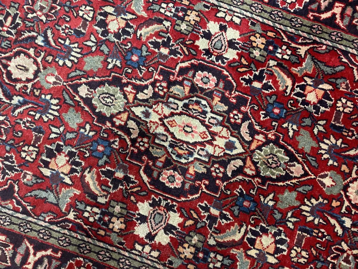 Persian rug of Aran va Bidgol style in dimensions 200 centimeters length by 125 centimeters width with mainly red and green colors — Perspective