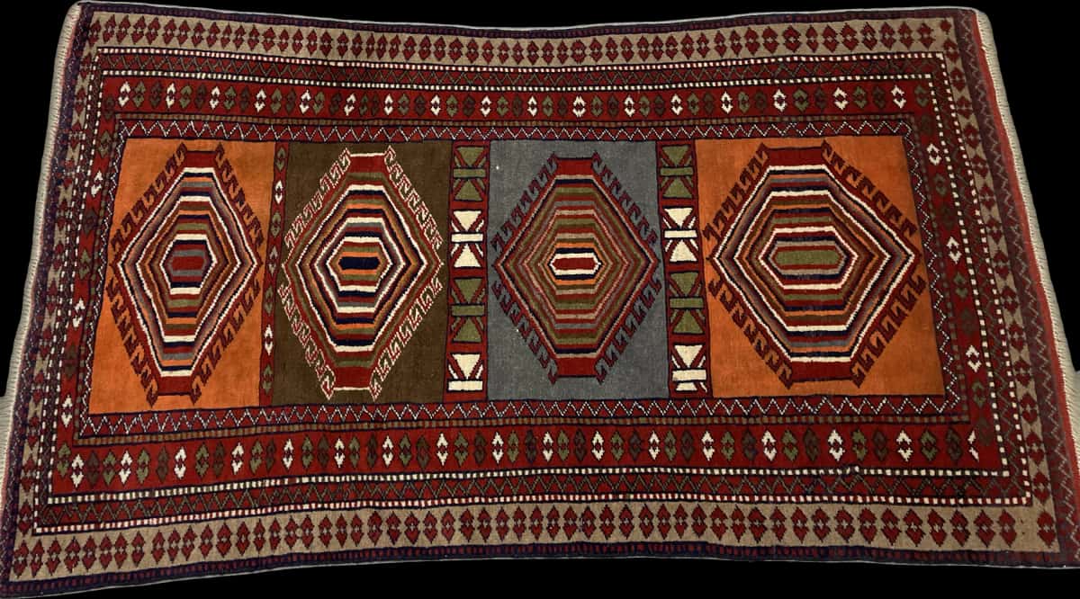 Persian rug of Quchan style in dimensions 175 centimeters length by 105 centimeters width with mainly red and orange colors — Perspective