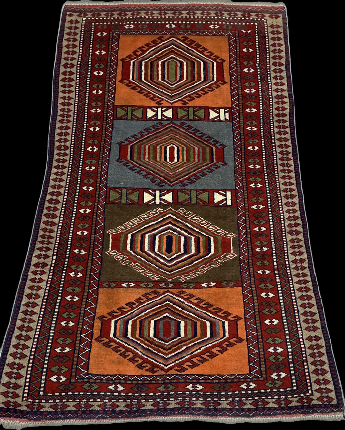 Persian rug of Quchan style in dimensions 175 centimeters length by 105 centimeters width with mainly red and orange colors — Perspective