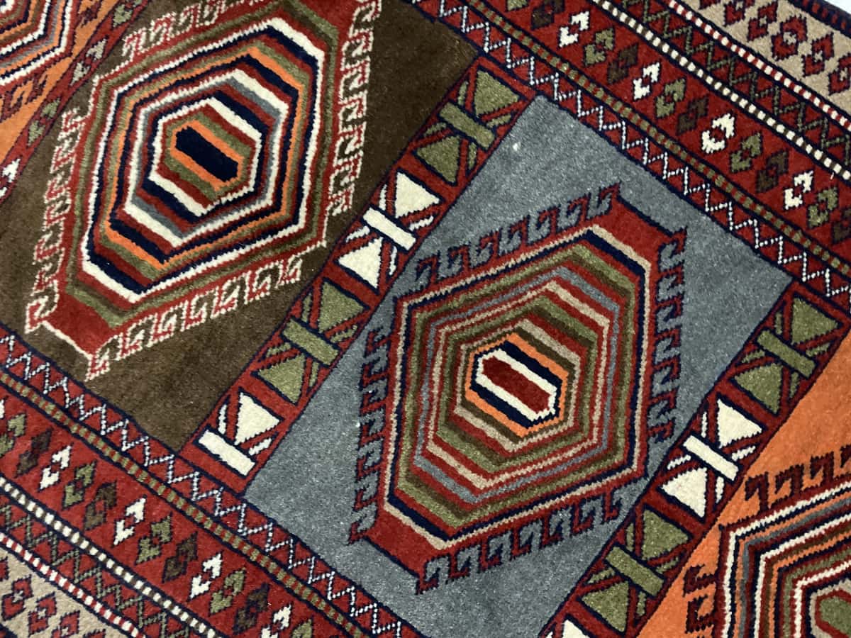 Persian rug of Quchan style in dimensions 175 centimeters length by 105 centimeters width with mainly red and orange colors — Texture close-up