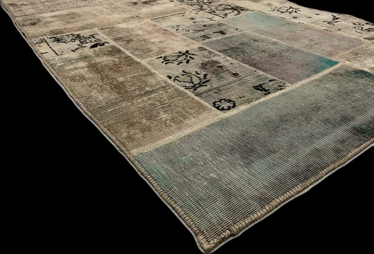Persian rug of Patchwork style in dimensions 180 centimeters length by 123 centimeters width with mainly beige and green colors — Corner & edge