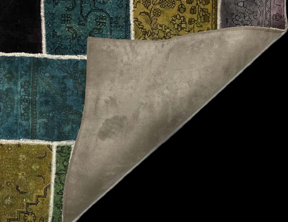 alfombra persa de estilo patchwork en dimensiones 200 centímetros de largo por 140 centímetros de ancho — Plegada