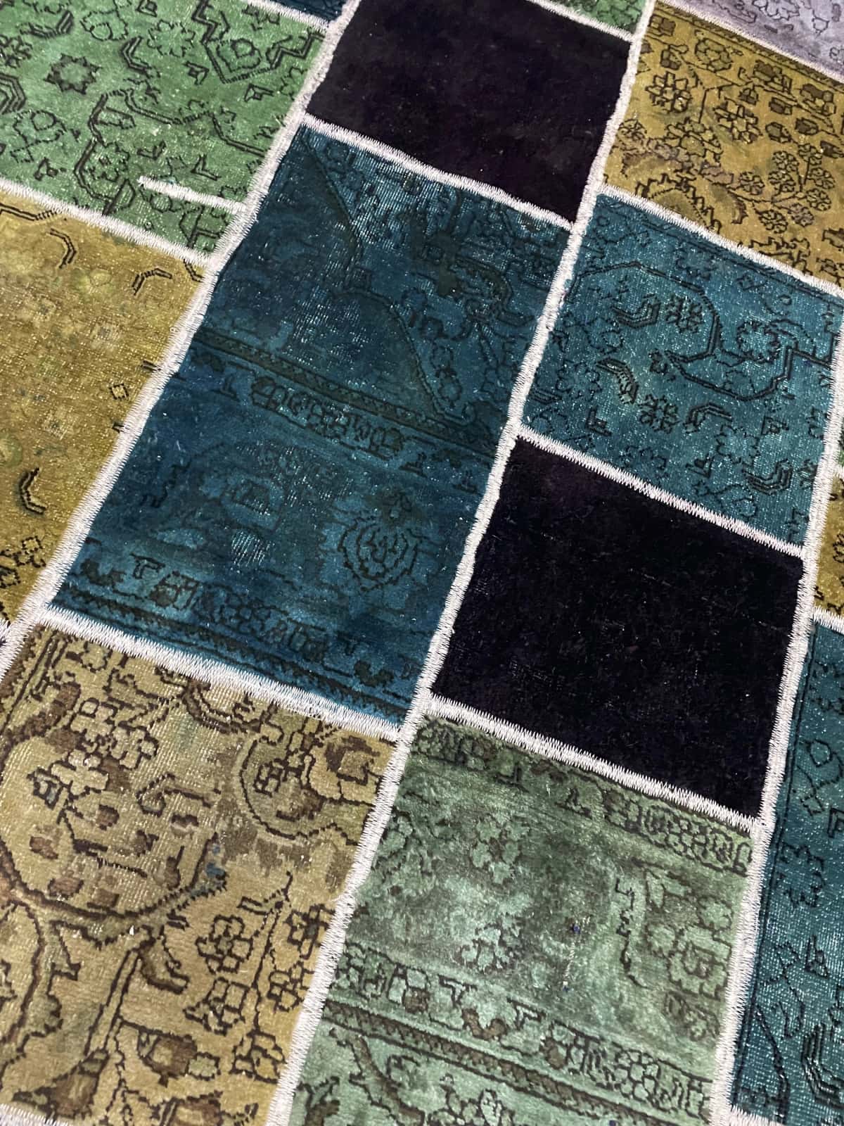 alfombra persa de estilo patchwork en dimensiones 200 centímetros de largo por 140 centímetros de ancho — Primer plano de la textura