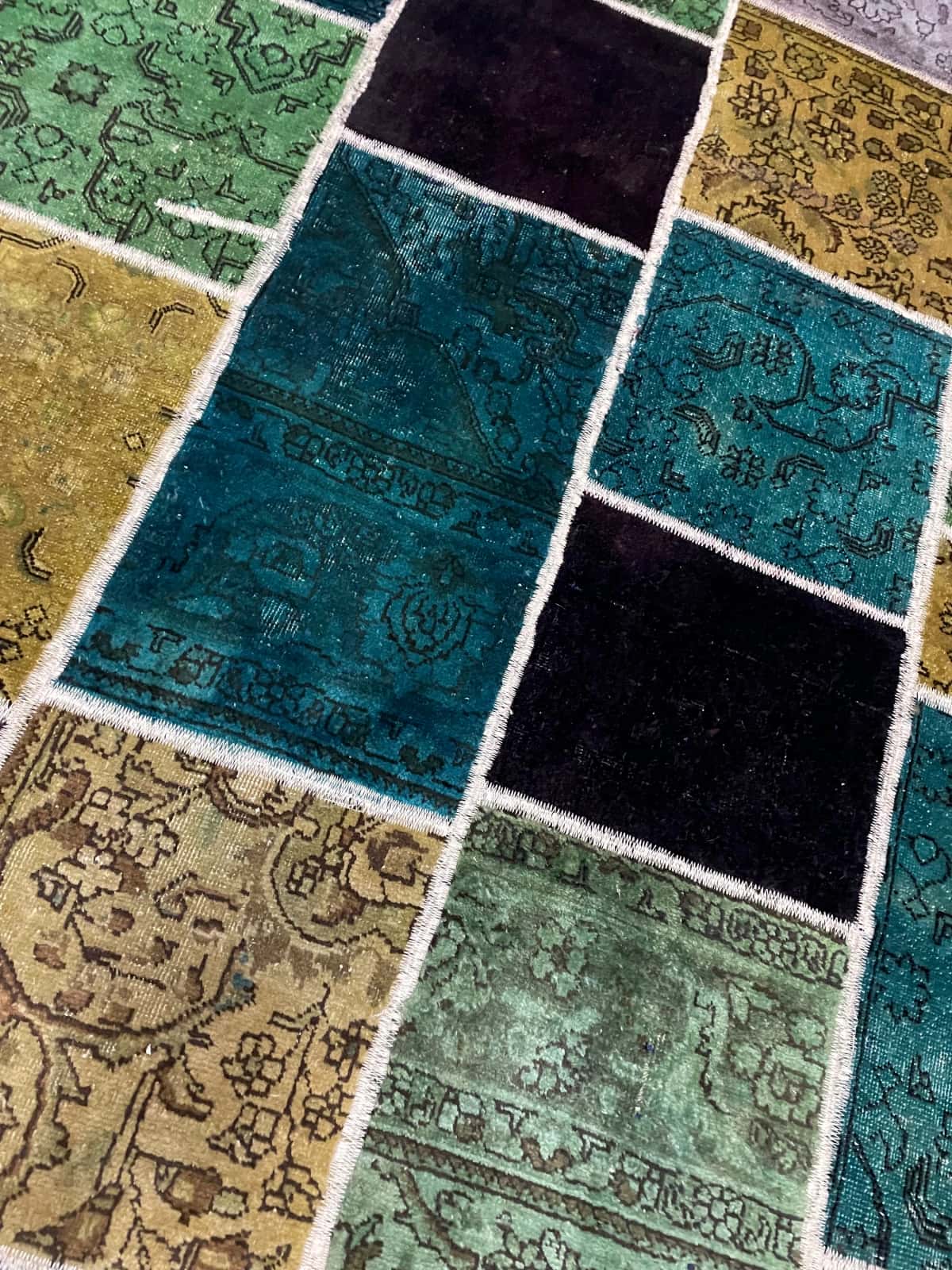 Persian rug of Rey style in dimensions 200 centimeters length by 140 centimeters width with mainly colorful colors — Texture close-up