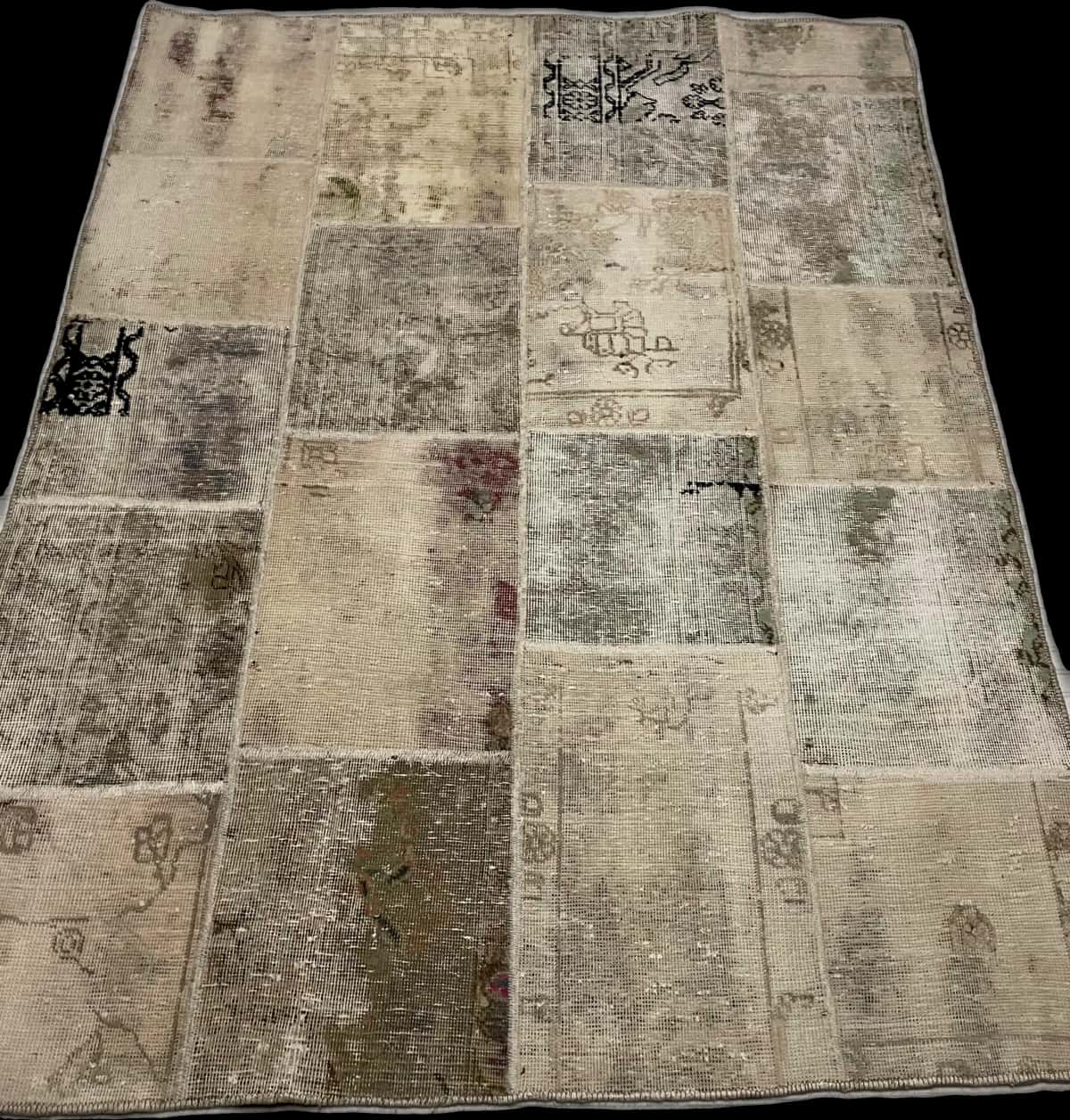 Dywan patchwork perski Rey, 150x200 cm, głównie beżowy i biały — Ujęcie perspektywiczne