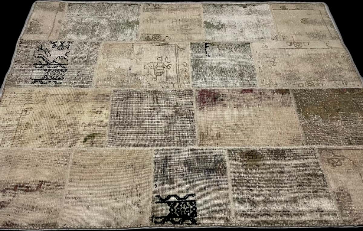Dywan patchwork perski Rey, 150x200 cm, głównie beżowy i biały — Ujęcie perspektywiczne