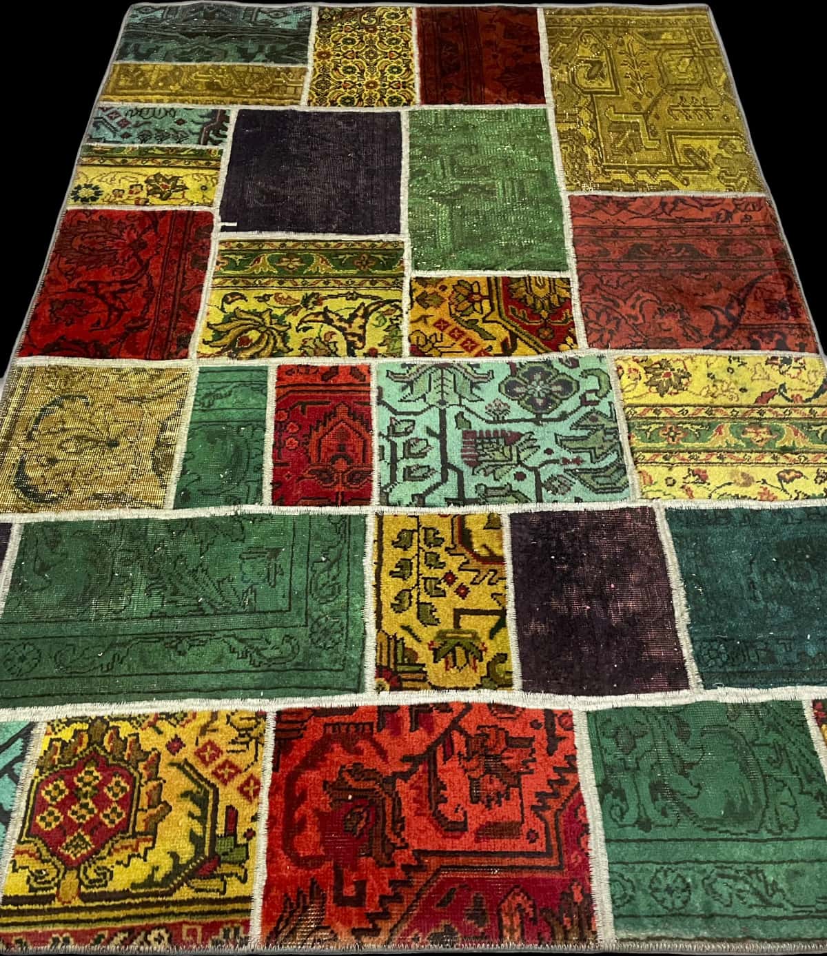 alfombra persa de estilo patchwork en dimensiones 200 centímetros de largo por 136 centímetros de ancho con colores principalmente rojo y verde — Perspectiva