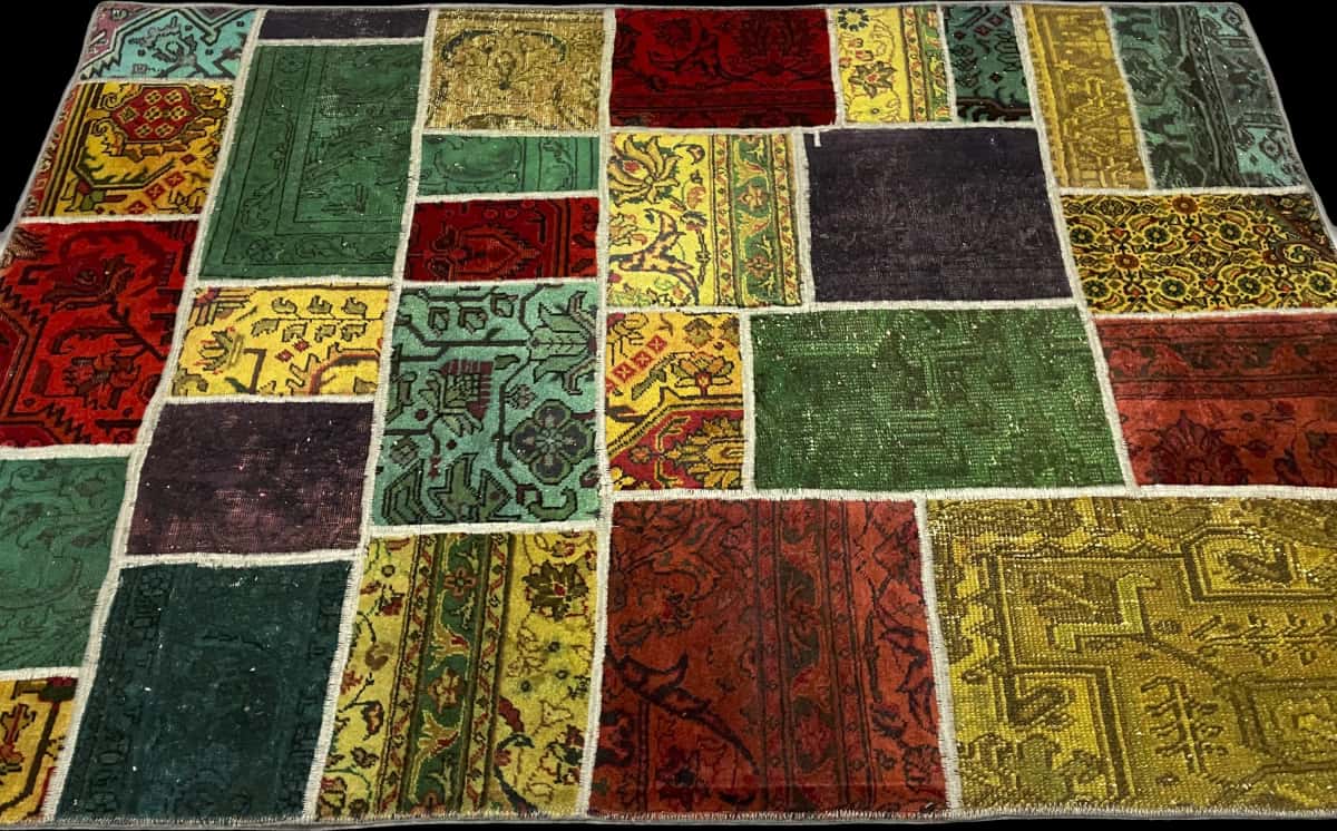 alfombra persa de estilo patchwork en dimensiones 200 centímetros de largo por 136 centímetros de ancho con colores principalmente rojo y verde — Perspectiva