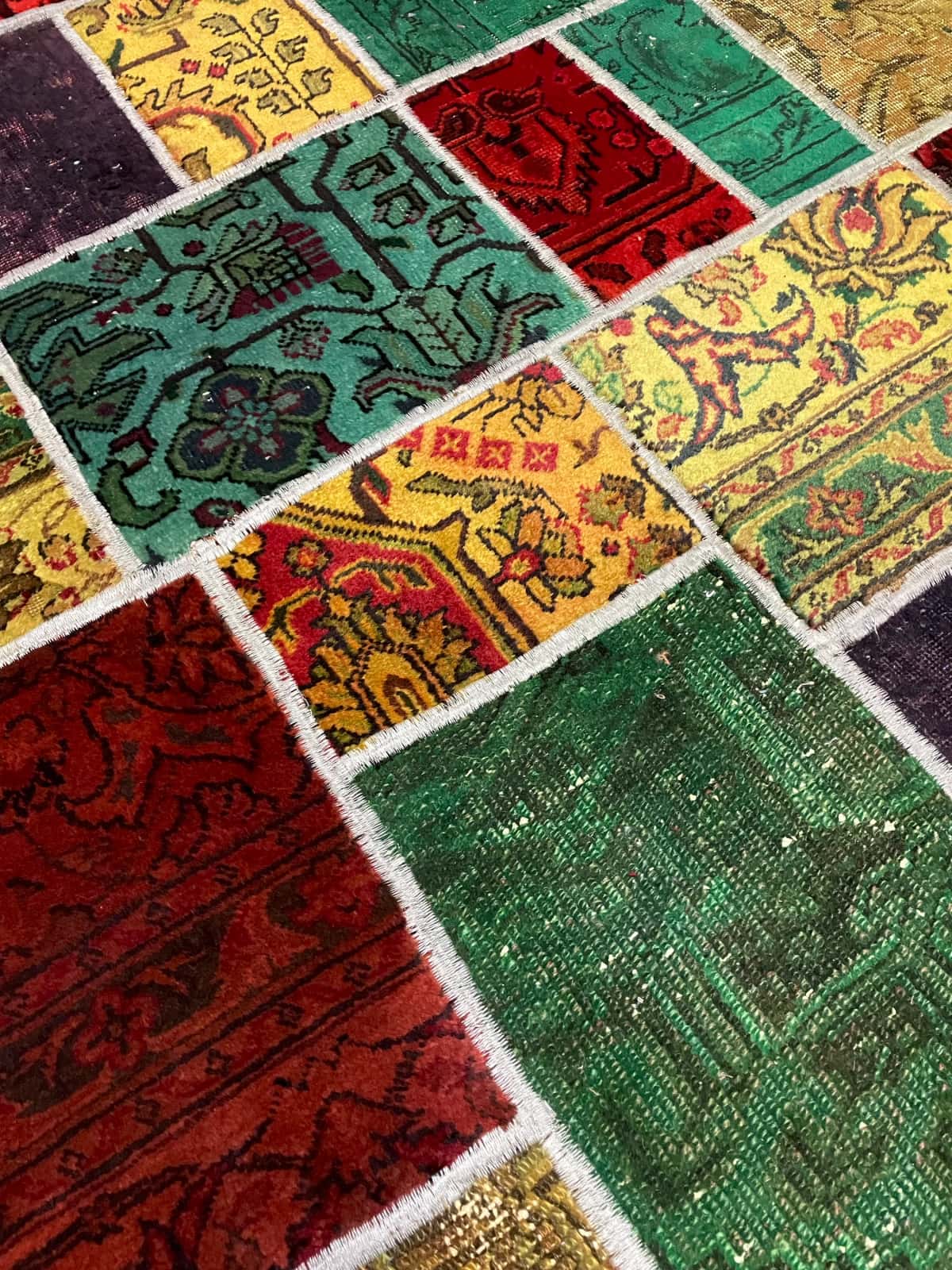 persischer Teppich im Rey Stil in den Maßen 200 Zentimeter Länge mal 136 Zentimeter Breite mit überwiegend rot und grün Farben — Nahaufnahme der Textur