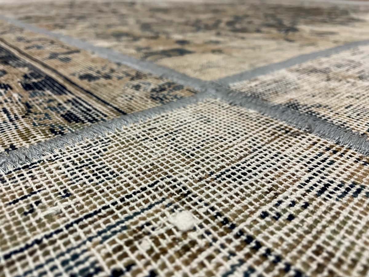 Persian rug of Rey style in dimensions 178 centimeters length by 160 centimeters width with mainly beige and white colors — Texture close-up