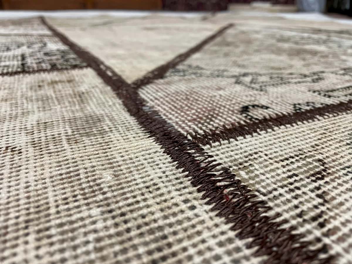 persischer Teppich im Rey Stil in den Maßen 238 Zentimeter Länge mal 160 Zentimeter Breite mit überwiegend beige und braun Farben — Nahaufnahme der Textur