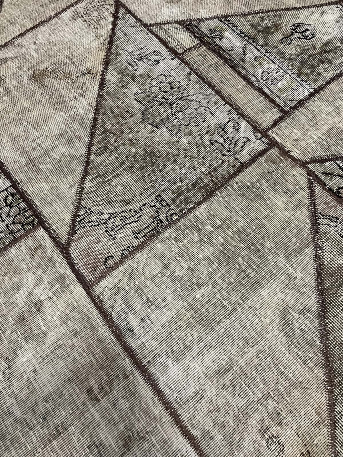 alfombra persa de estilo patchwork en dimensiones 238 centímetros de largo por 160 centímetros de ancho con colores principalmente beige y marrón — Primer plano de la textura