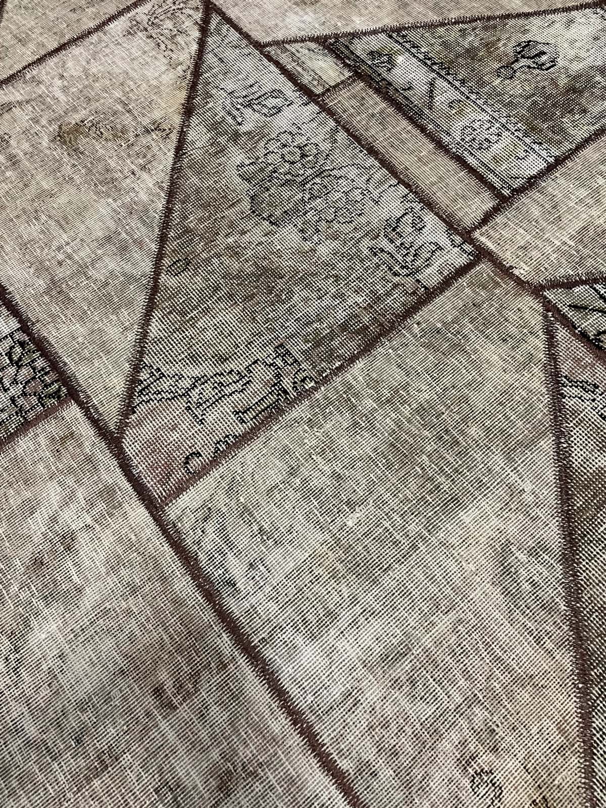 persischer Teppich im Rey Stil in den Maßen 238 Zentimeter Länge mal 160 Zentimeter Breite mit überwiegend beige und braun Farben — Nahaufnahme der Textur