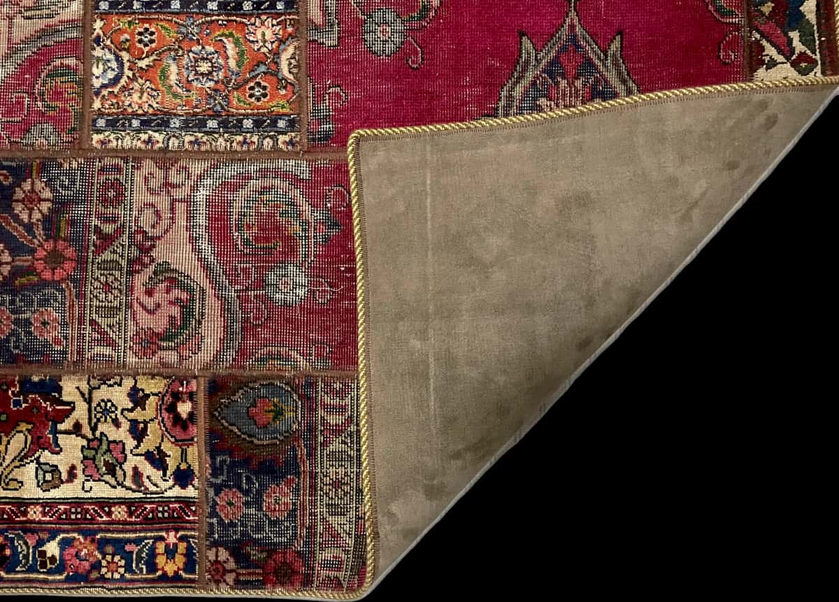 persischer Teppich im Rey Stil in den Maßen 206 Zentimeter Länge mal 151 Zentimeter Breite mit überwiegend rot Farben — Gefaltet