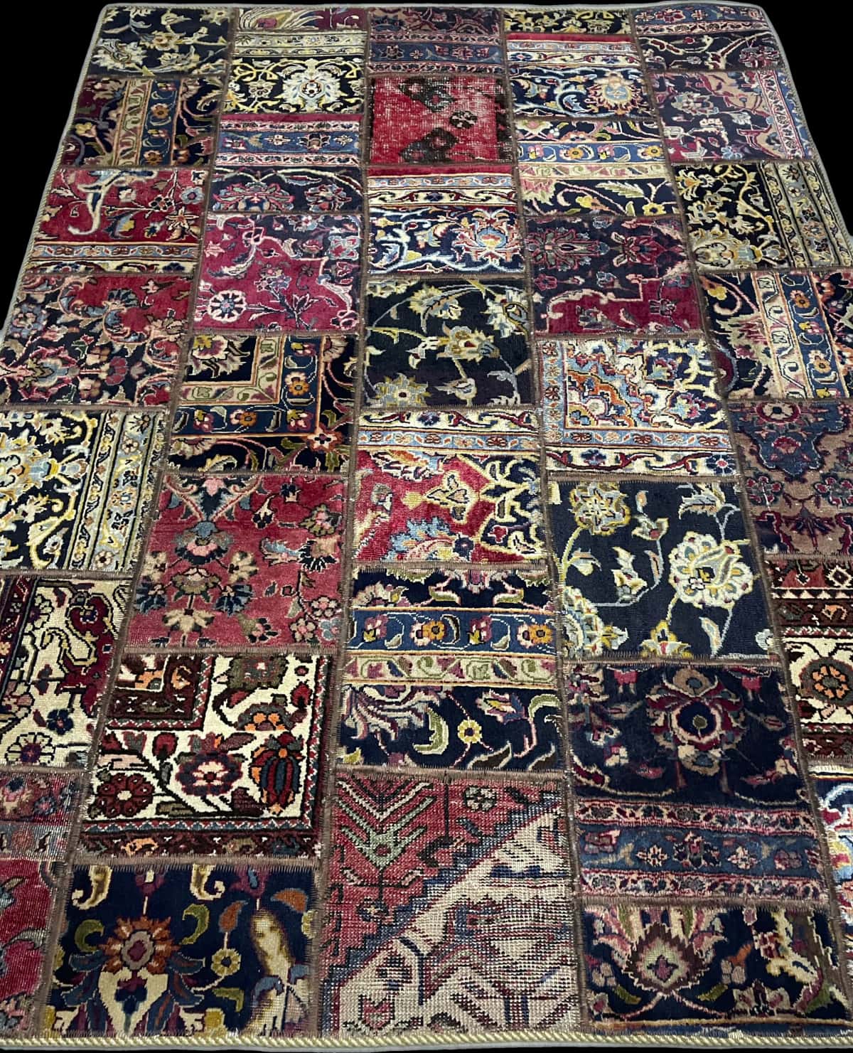 alfombra persa de estilo patchwork en dimensiones 206 centímetros de largo por 150 centímetros de ancho — Perspectiva