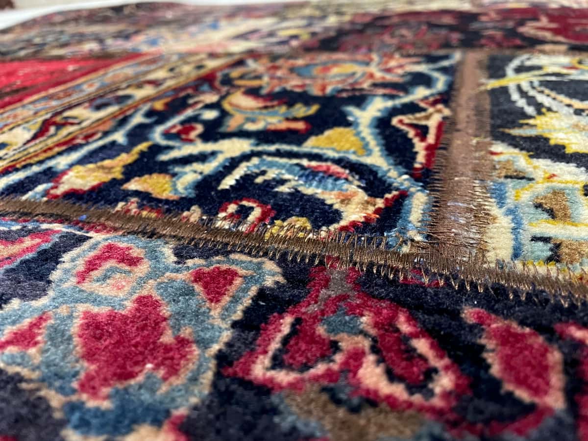 Persian rug of Rey style in dimensions 206 centimeters length by 150 centimeters width with mainly red colors — Texture close-up