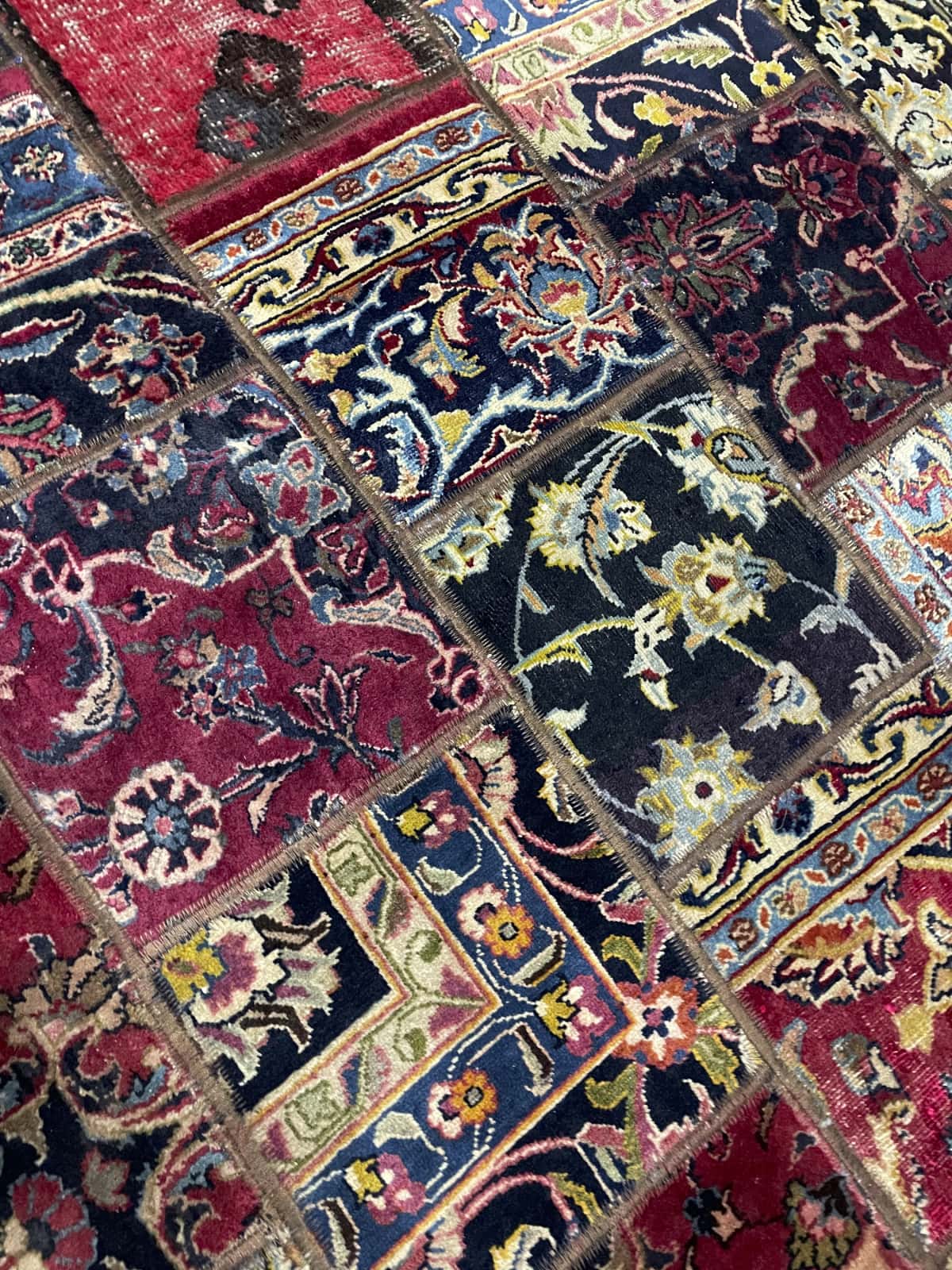 alfombra persa de estilo patchwork en dimensiones 206 centímetros de largo por 150 centímetros de ancho — Primer plano de la textura