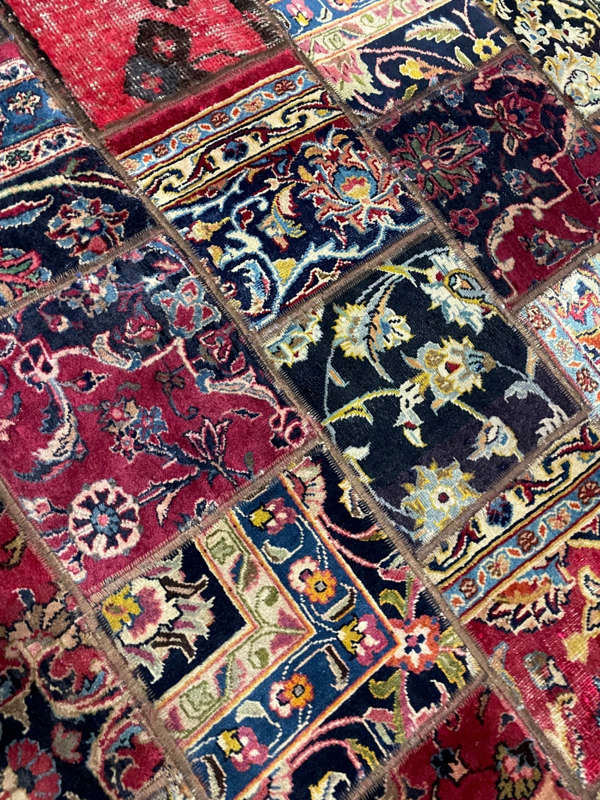 Persian rug of Rey style in dimensions 206 centimeters length by 150 centimeters width with mainly red colors — Texture close-up