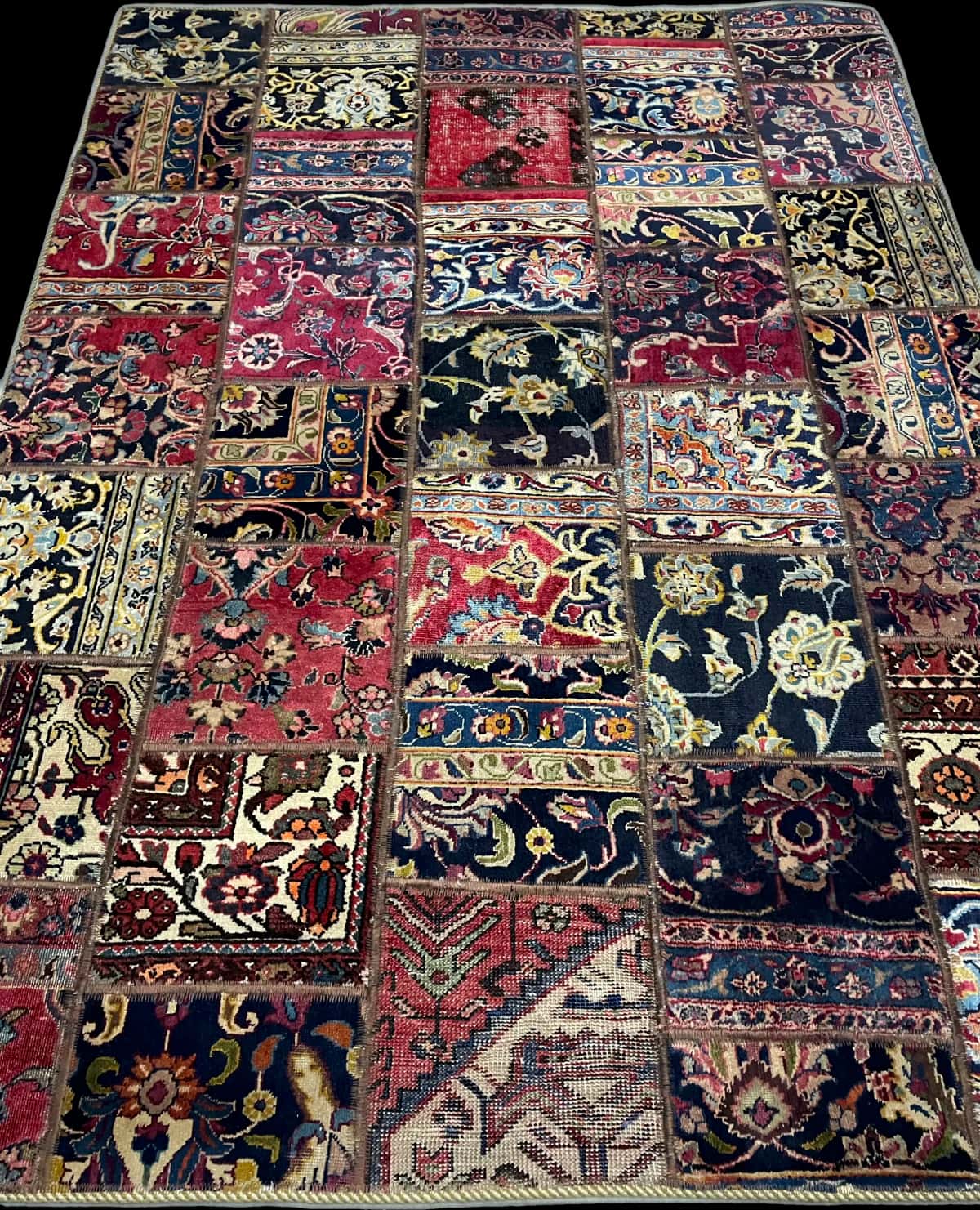 Persian rug of Rey style in dimensions 206 centimeters length by 150 centimeters width with mainly red colors — Perspective