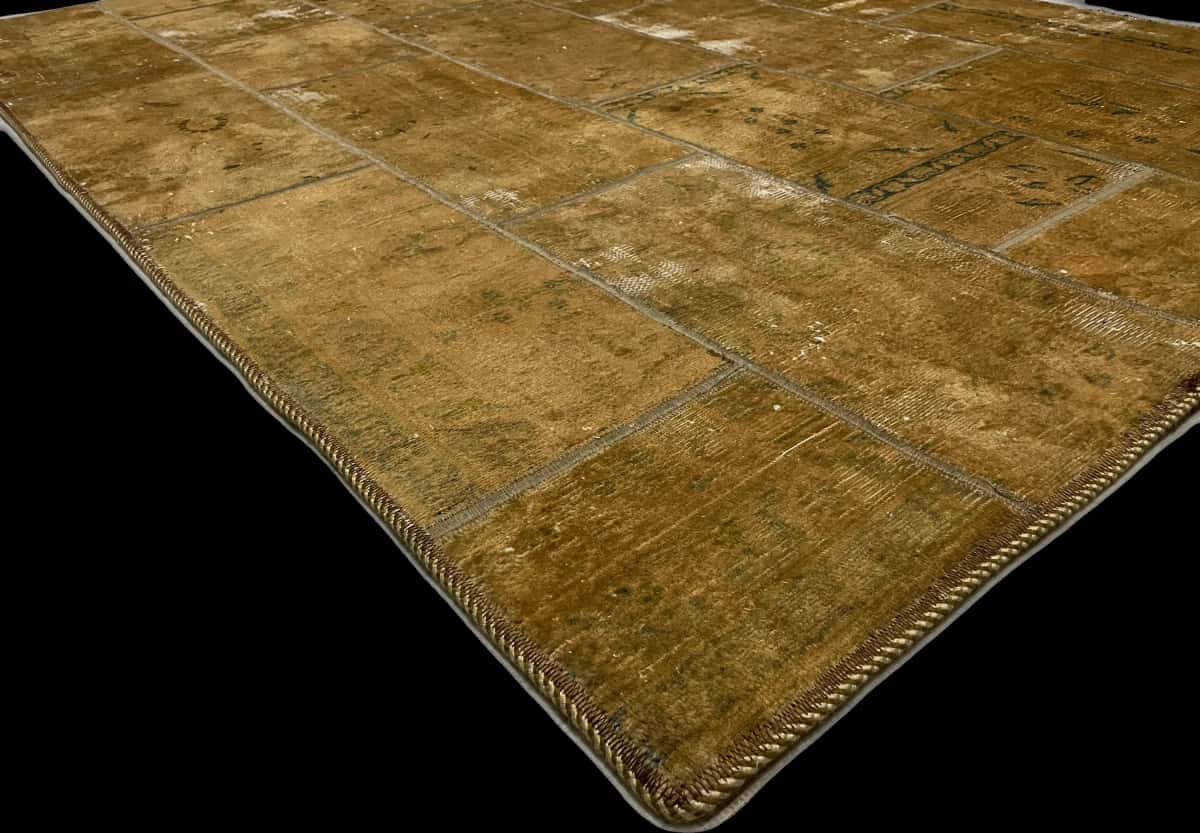 Persian rug of Patchwork style in dimensions 202 centimeters length by 151 centimeters width with mainly yellow colors — Corner & edge